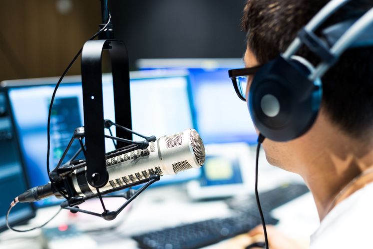 Als Agentur für Audio-Produktionen konzipieren, realisieren und vermarkten wir professionelle Unternehmenspodcasts.